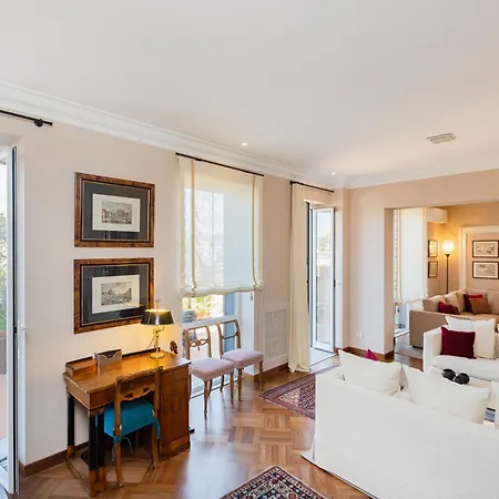 In - Fontana Di Trevi Penthouse Appartement *